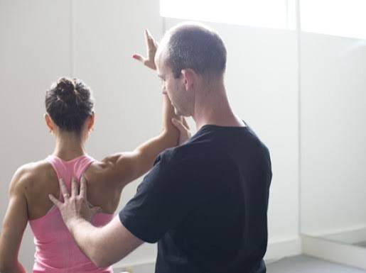 Live demonstration comparing faulty lateral posture against corrected alignment